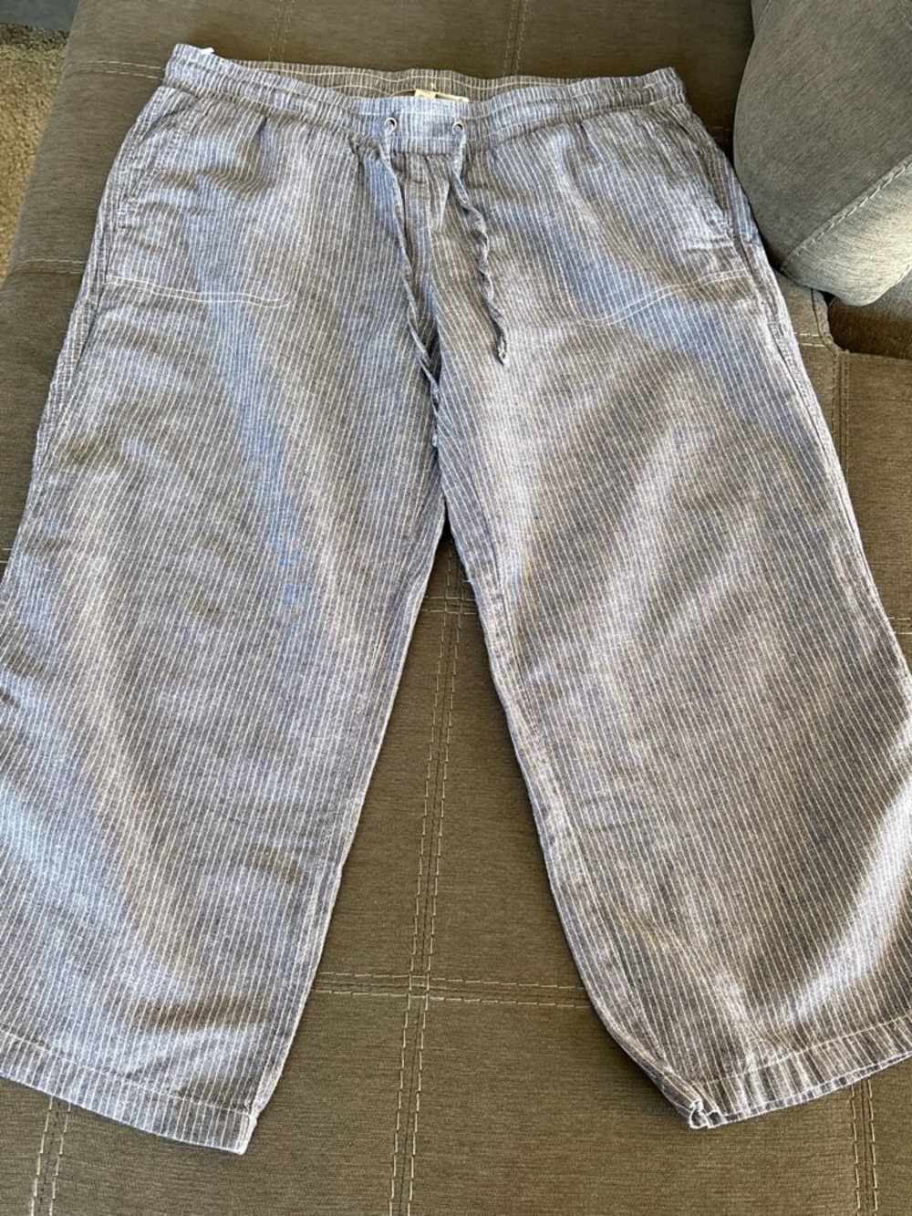 Amazon Essentials  women’s Blue Pinstripe linen blend Capris. L